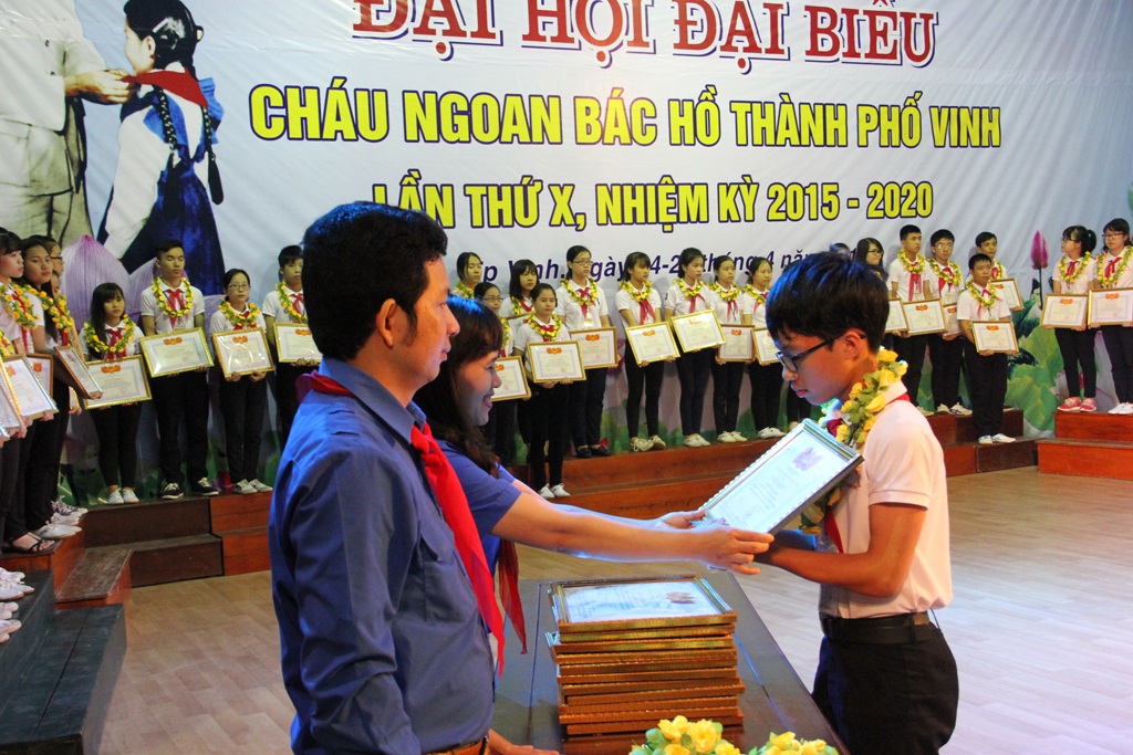 Biểu dương 125 đội viên “Cháu ngoan Bác Hồ” - 3 Đại diện Thành đoàn Thành phố Vinh tặng bằng khen cho các đội viên.