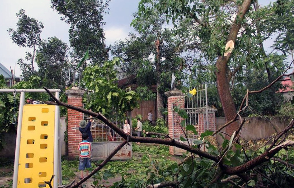 Mưa lốc lớn, hàng trăm ngôi nhà tốc mái, hư hỏng