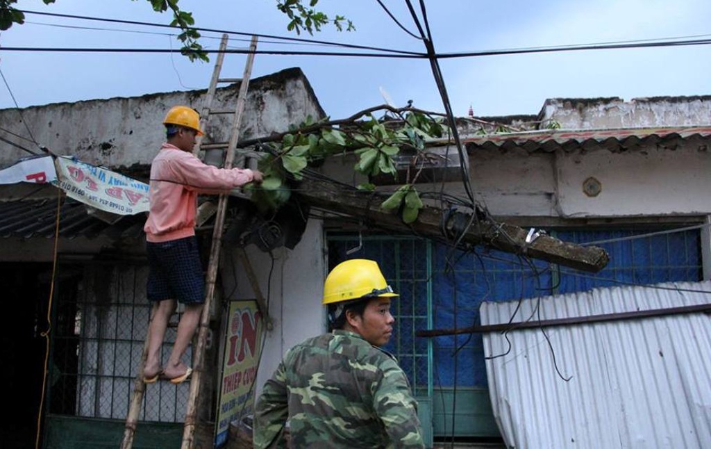 Đường điện lưới trên địa bàn xã cũng bị hư hỏng nghiêm trọng.
