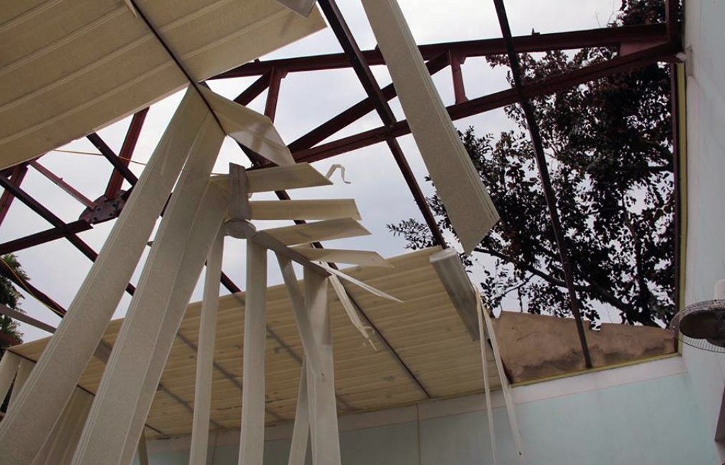 Đường điện lưới trên địa bàn xã cũng bị hư hỏng nghiêm trọng.