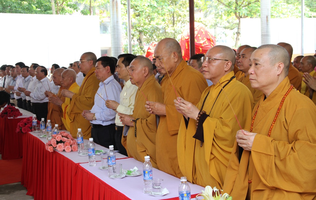 Hơn 100 tỷ đồng khôi phục xây dựng chùa Diệc cổ - 1 Các đại biểu dâng hương làm lễ cho buổi động thổ xây dựng chùa Diệc cổ.