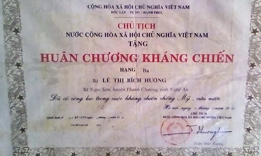 Gặp lại cô dân quân nhỏ dùng liềm bắt sống giặc Mỹ - 4 Ông Bảo - chồng bà Hường - luôn tự hào khi nói về vợ mình.