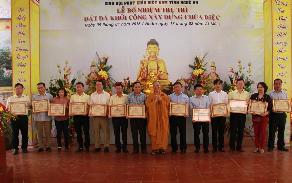 Hơn 100 tỷ đồng khôi phục xây dựng chùa Diệc cổ - 6 Trao bằng công đức cho các nhà hảo tâm đóng góp xây dựng chùa.