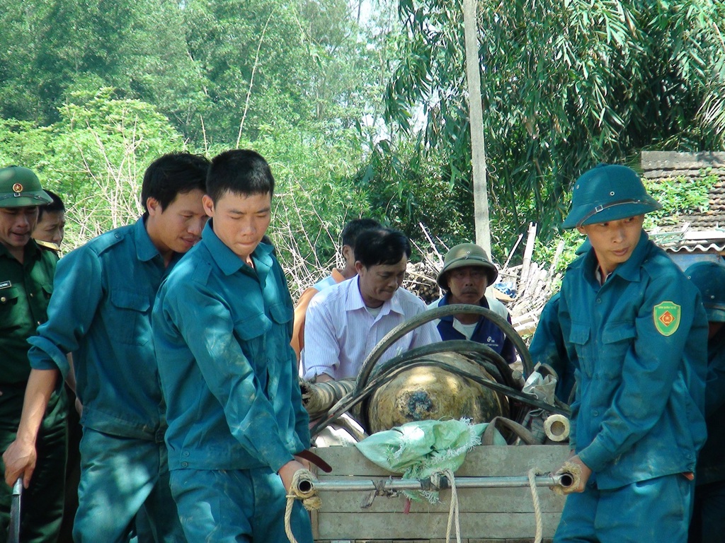 Đào được quả bom gần nửa tấn khi làm móng xây nhà - 2 Sáng 14/4, cơ quan chức năng đã di chuyển quả bom đưa đi phá hủy.