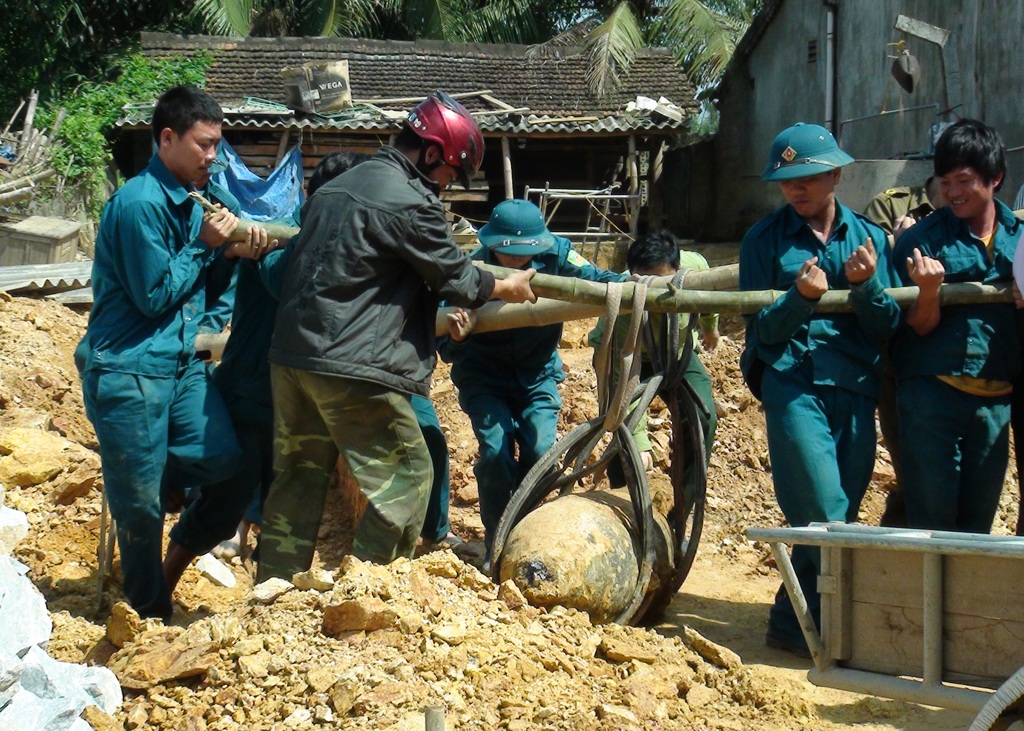 Đào được quả bom gần nửa tấn khi làm móng xây nhà - 1 Quả bom nặng gần 500kg được người dân phát hiện khi đang đào móng làm nhà.