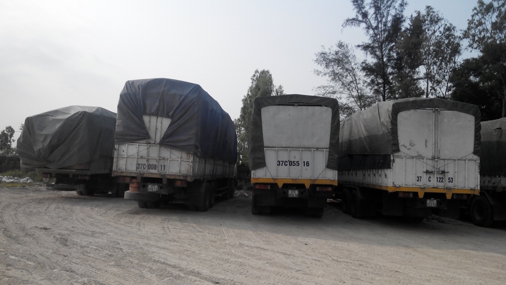 Đoàn xe chở gỗ khủng định vượt trạm cân thị bị cơ quan chức năng bắt giữ.