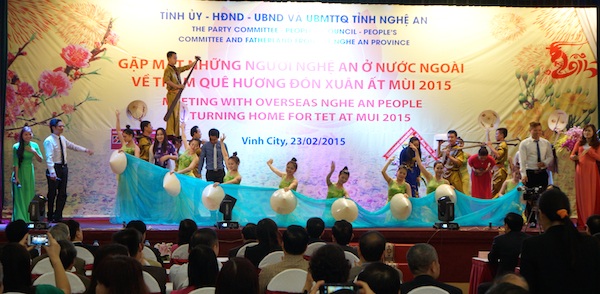 Gặp mặt kiều bào Nghệ An về quê đón Xuân Ất Mùi - 1 Một tiết mục dân ca Ví, Giặm.