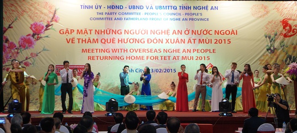 Gặp mặt kiều bào Nghệ An về quê đón Xuân Ất Mùi - 4 Đại diện một kiều bào phát biểu ý kiến và chia sẻ tại buổi lẽ long trọng.