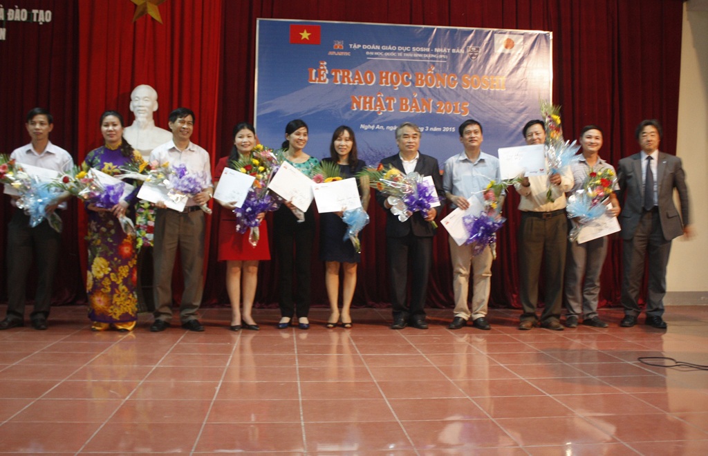 Trao học bổng SoShi cho học sinh Nghệ An - 2 Trao chứng nhận học bổng cho các em học sinh.