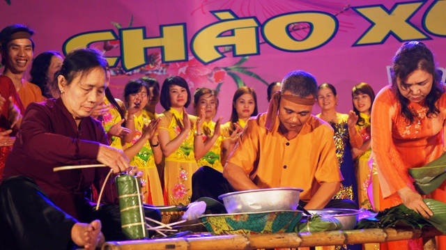 Gói bánh chưng - phong tục tập quán ngày Tết của người dân Việt Nam.