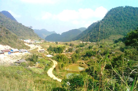 Thiên đường Mường Lống mùa hoa mận nở nhìn từ xa.