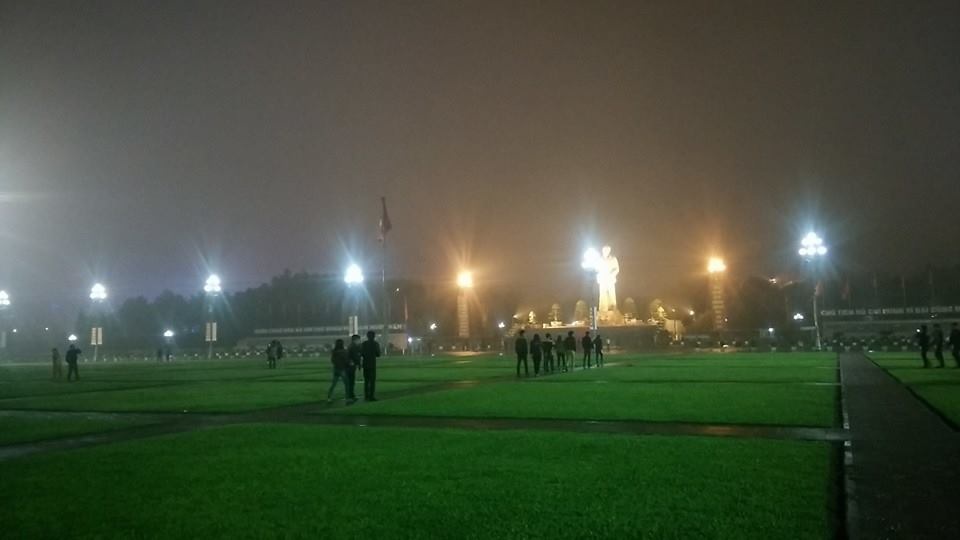 Dòng người đổ về Quảng trường Hồ Chí Minh (Ảnh: Nguyễn Duy).