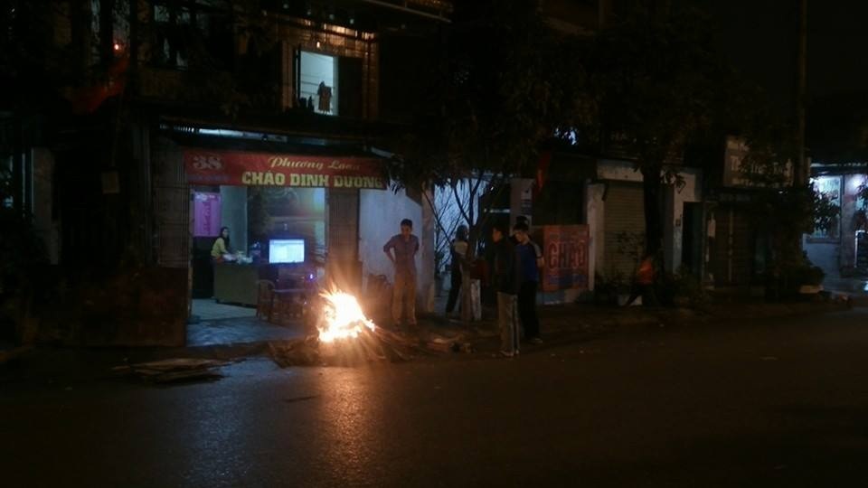 Nhiều con phố người dân đã nổi lửa chuẩn bị cho đêm giao thừa (Ảnh: Nguyễn Duy).