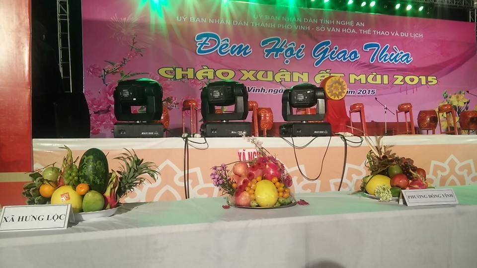 Người dân đội mưa đưa con nhỏ đến xem đêm Hội giao thừa (Ảnh: Nguyễn Duy).