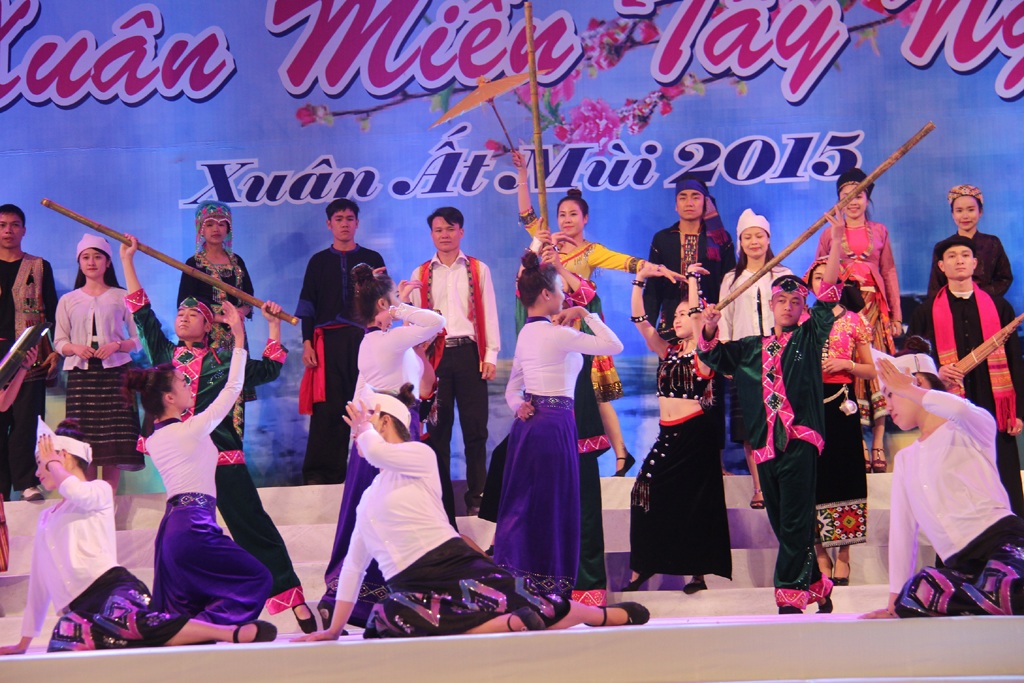 Mở đầu cho đêm hội, bà Đinh Thị Lệ Thanh - Phó chủ tịch UBND tỉnh Nghệ An đánh trống khai mạc.