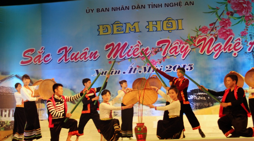 Những tiết mục mang bản sắc riêng của đồng bào dân tộc thiểu số ở miền Tây Nghệ An.