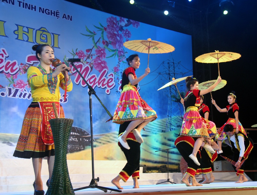 Mở đầu cho đêm hội, bà Đinh Thị Lệ Thanh - Phó chủ tịch UBND tỉnh Nghệ An đánh trống khai mạc.