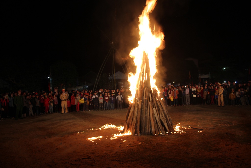Các đại biểu, người dân tham dự đêm hội.