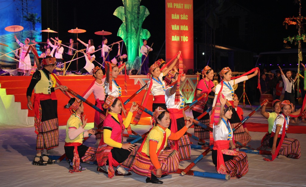 Những tiết mục mang bản sắc riêng của đồng bào dân tộc thiểu số ở miền Tây Nghệ An.