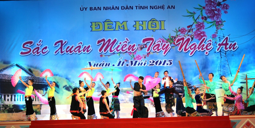 Mở đầu cho đêm hội, bà Đinh Thị Lệ Thanh - Phó chủ tịch UBND tỉnh Nghệ An đánh trống khai mạc.