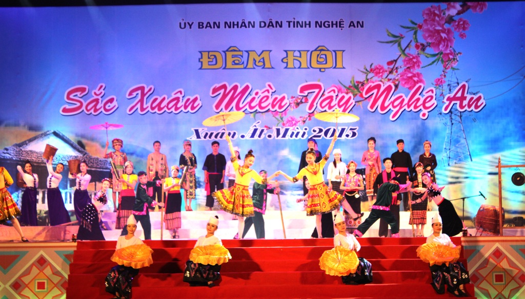 Mở đầu cho đêm hội, bà Đinh Thị Lệ Thanh - Phó chủ tịch UBND tỉnh Nghệ An đánh trống khai mạc.