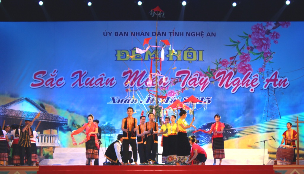 Mở đầu cho đêm hội, bà Đinh Thị Lệ Thanh - Phó chủ tịch UBND tỉnh Nghệ An đánh trống khai mạc.