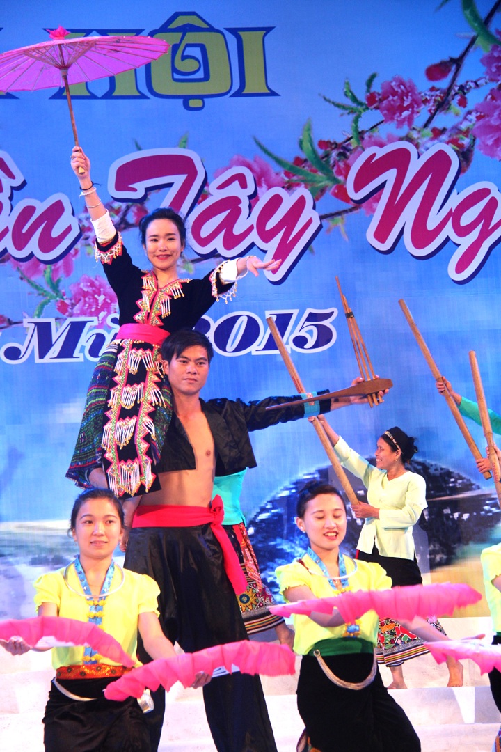 Mở đầu cho đêm hội, bà Đinh Thị Lệ Thanh - Phó chủ tịch UBND tỉnh Nghệ An đánh trống khai mạc.