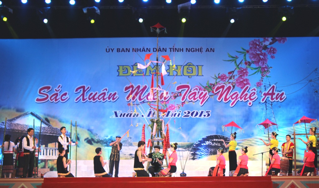 Mở đầu cho đêm hội, bà Đinh Thị Lệ Thanh - Phó chủ tịch UBND tỉnh Nghệ An đánh trống khai mạc.