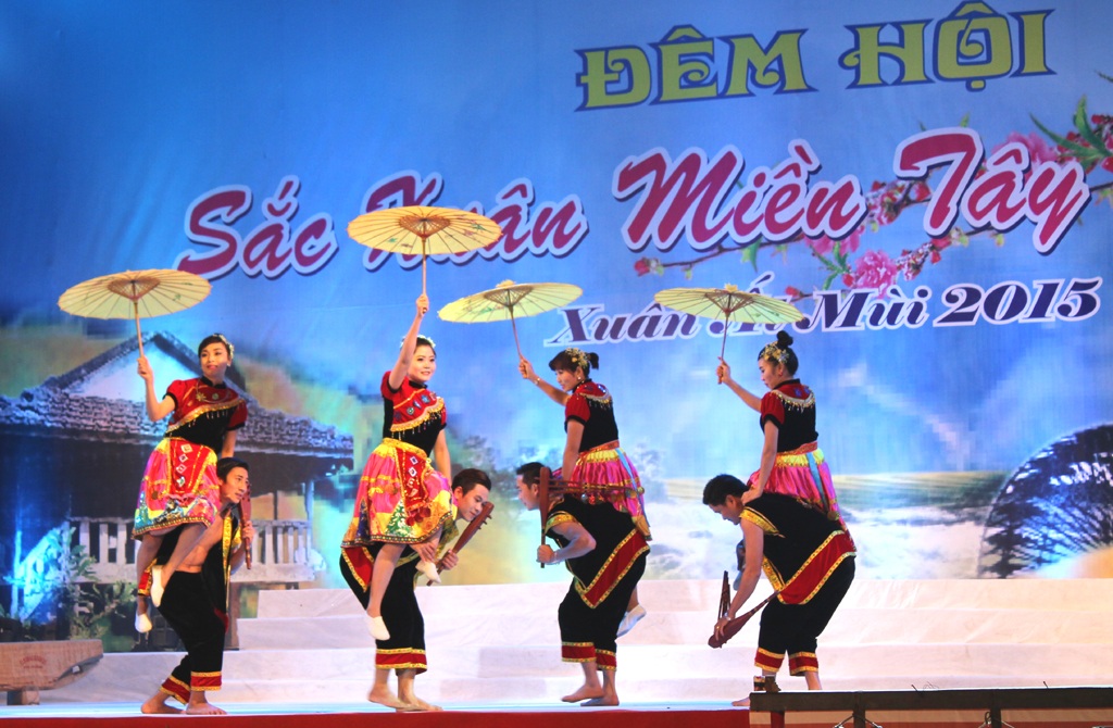 Mở đầu cho đêm hội, bà Đinh Thị Lệ Thanh - Phó chủ tịch UBND tỉnh Nghệ An đánh trống khai mạc.