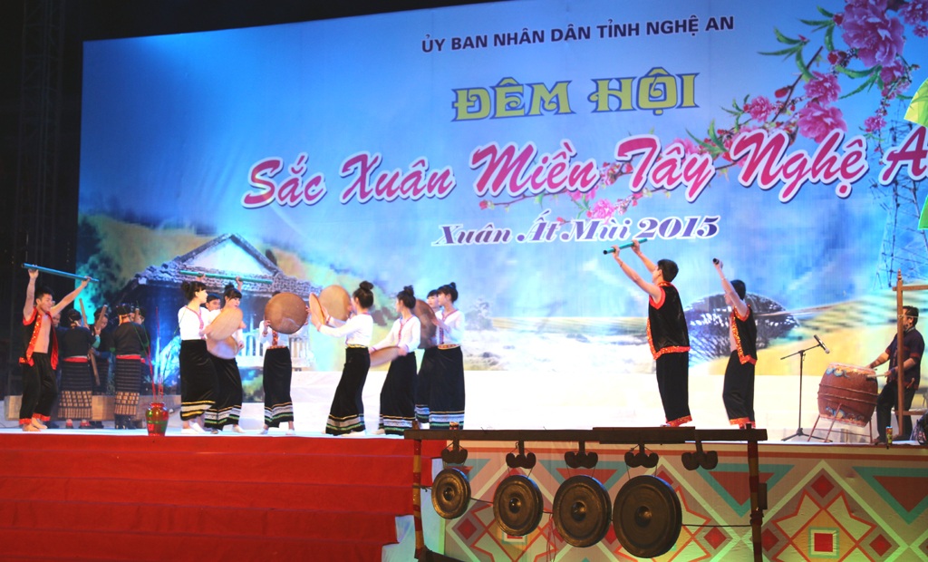 Mở đầu cho đêm hội, bà Đinh Thị Lệ Thanh - Phó chủ tịch UBND tỉnh Nghệ An đánh trống khai mạc.