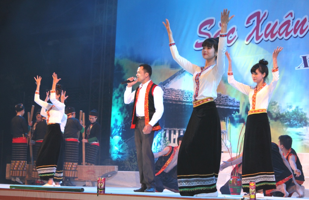 Mở đầu cho đêm hội, bà Đinh Thị Lệ Thanh - Phó chủ tịch UBND tỉnh Nghệ An đánh trống khai mạc.