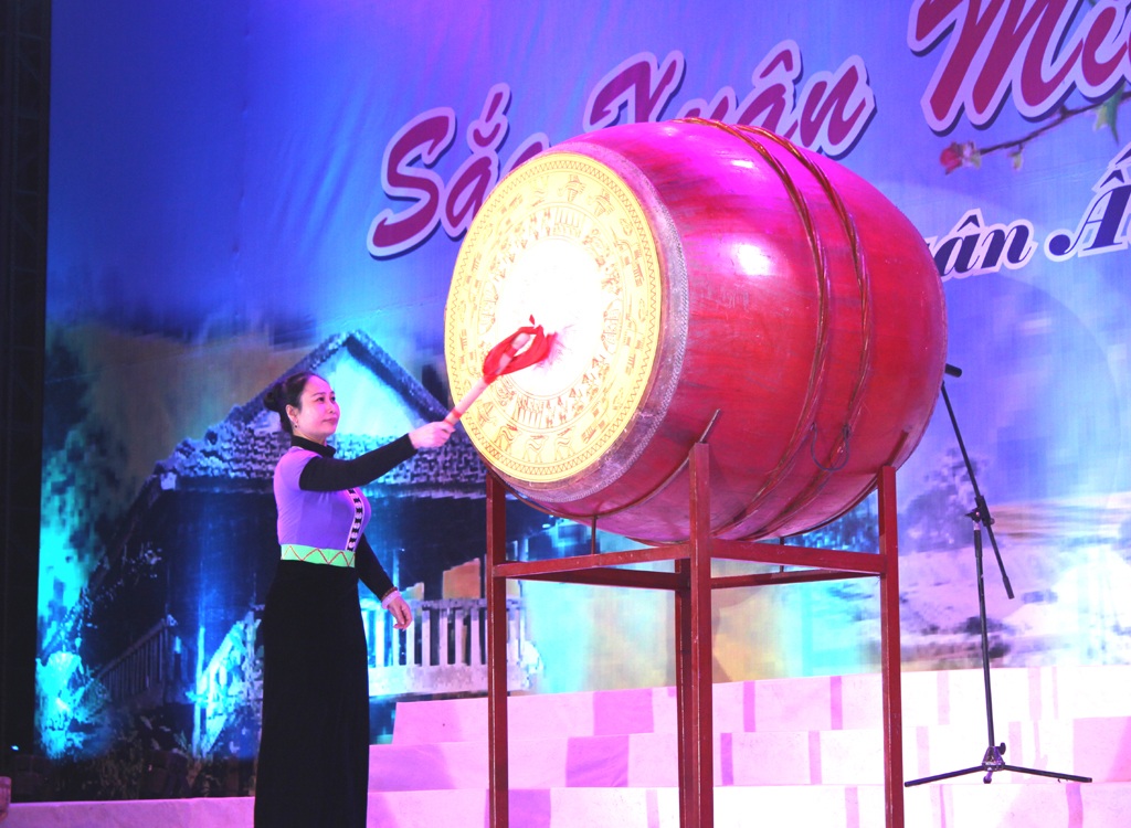 Mở đầu cho đêm hội, bà Đinh Thị Lệ Thanh - Phó chủ tịch UBND tỉnh Nghệ An đánh trống khai mạc.