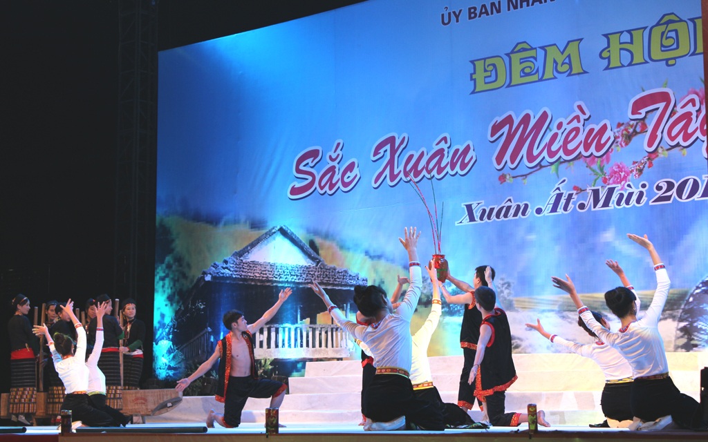 Mở đầu cho đêm hội, bà Đinh Thị Lệ Thanh - Phó chủ tịch UBND tỉnh Nghệ An đánh trống khai mạc.