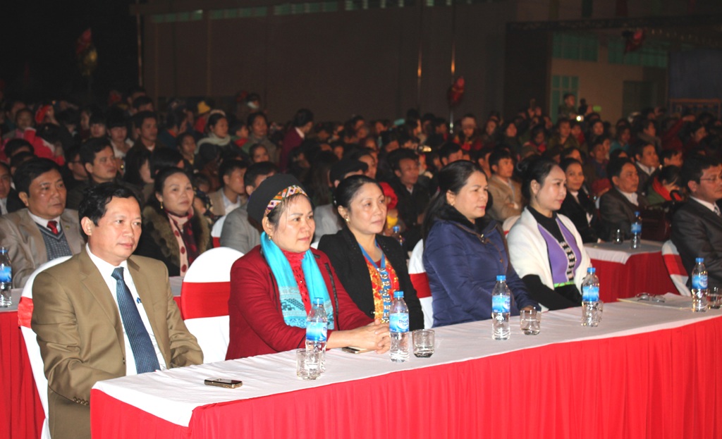 Các đại biểu, người dân tham dự đêm hội.