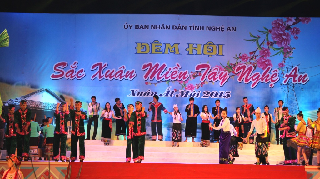 Mở đầu cho đêm hội, bà Đinh Thị Lệ Thanh - Phó chủ tịch UBND tỉnh Nghệ An đánh trống khai mạc.