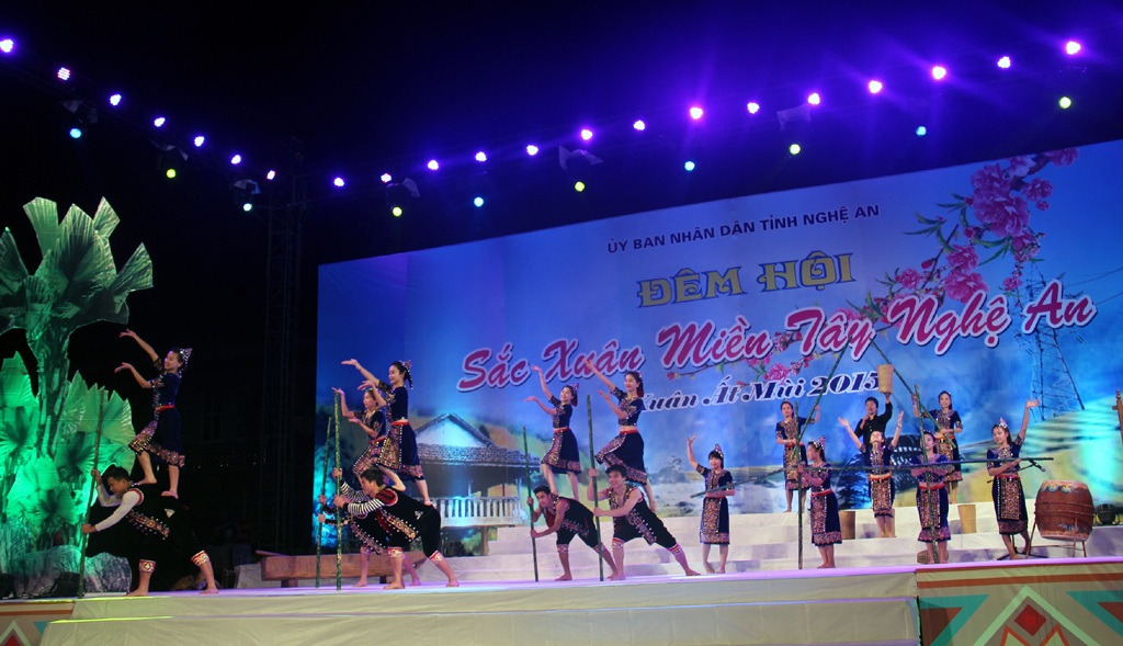 Mở đầu cho đêm hội, bà Đinh Thị Lệ Thanh - Phó chủ tịch UBND tỉnh Nghệ An đánh trống khai mạc.