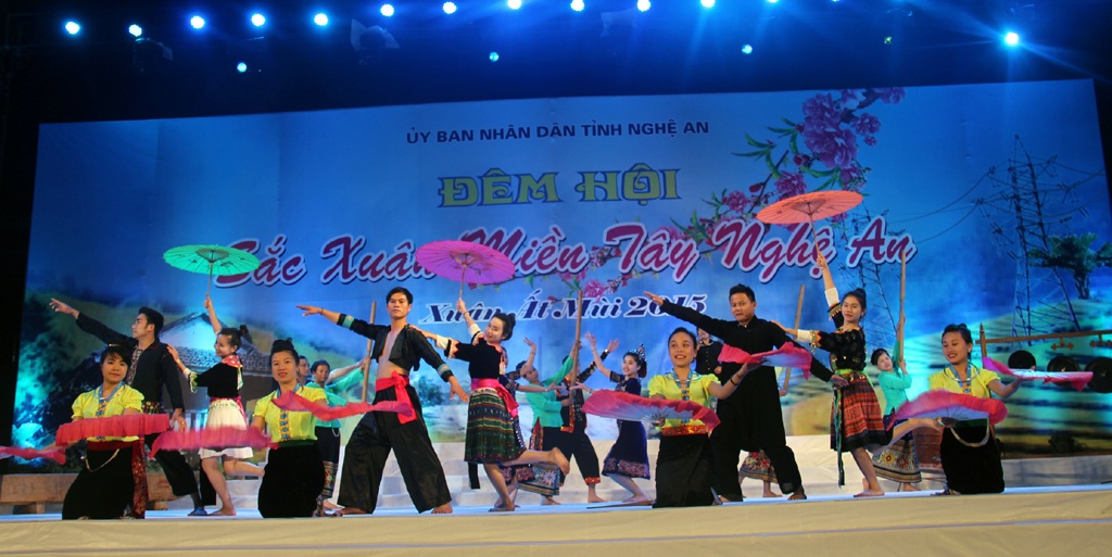 Những tiết mục mang bản sắc riêng của đồng bào dân tộc thiểu số ở miền Tây Nghệ An.