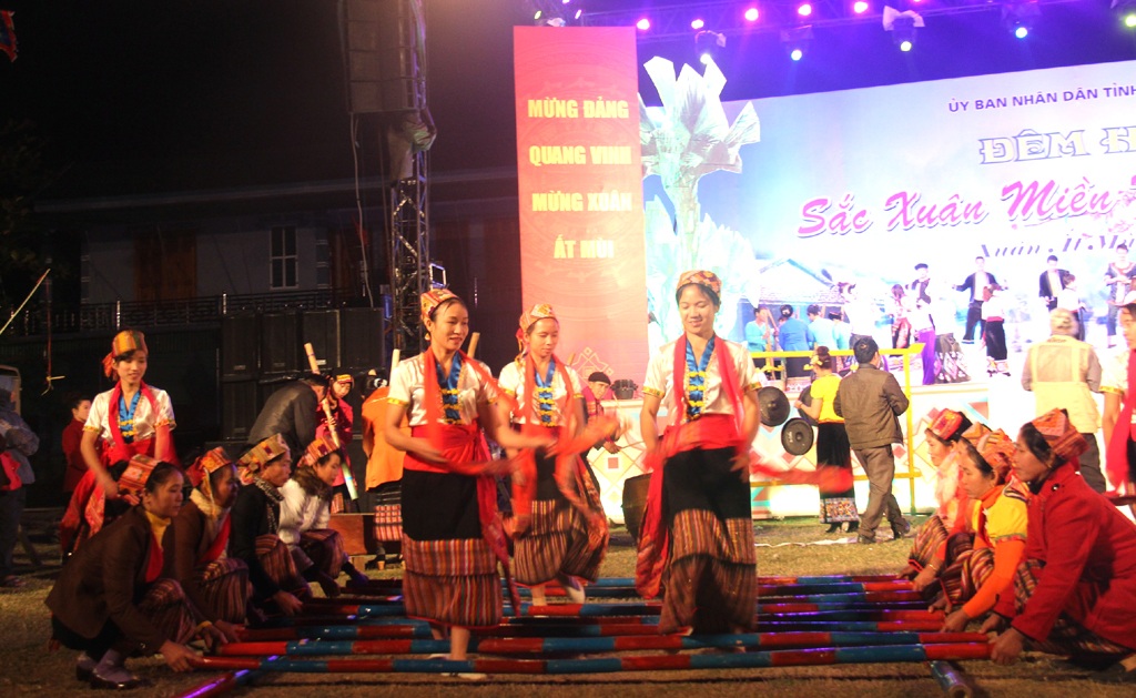 Những tiết mục mang bản sắc riêng của đồng bào dân tộc thiểu số ở miền Tây Nghệ An.