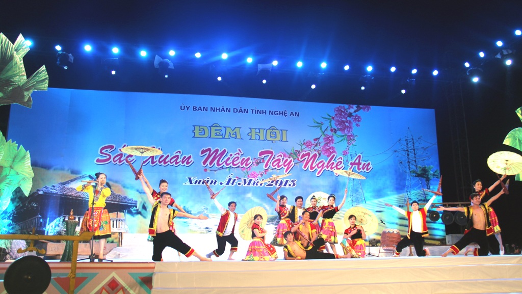 Những tiết mục mang bản sắc riêng của đồng bào dân tộc thiểu số ở miền Tây Nghệ An.