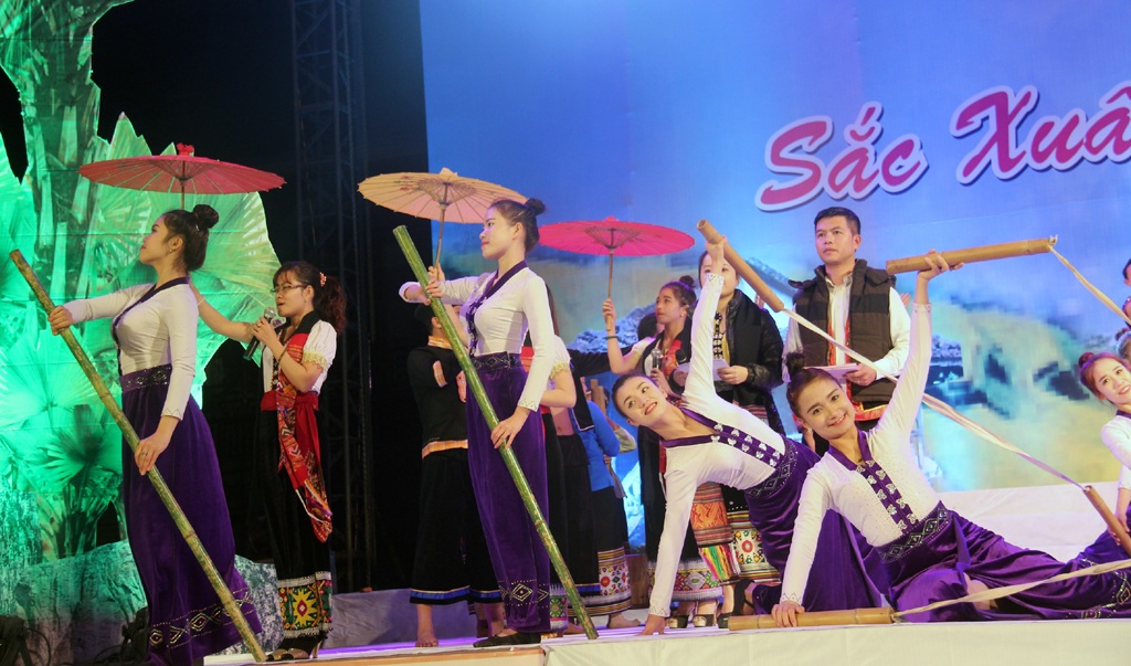 Những tiết mục mang bản sắc riêng của đồng bào dân tộc thiểu số ở miền Tây Nghệ An.
