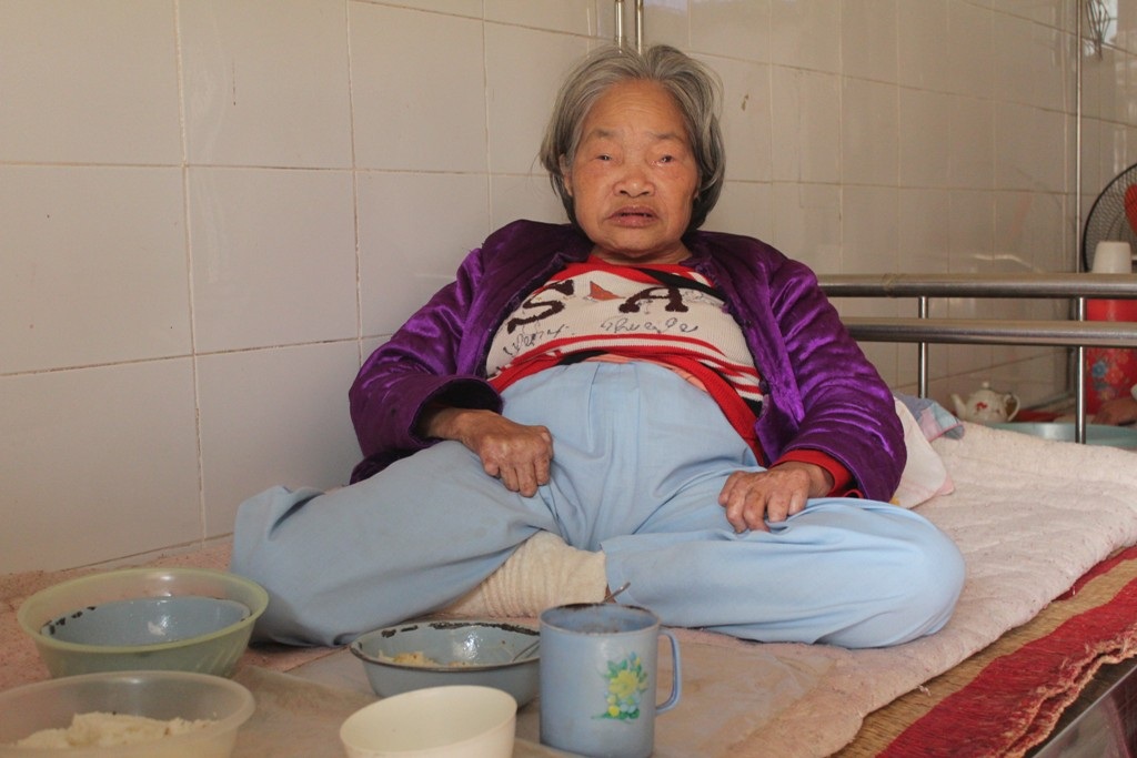 Cụ Phan Dương Mềm tự chăm sóc vết thương cho
mình, cụ “khoe” hết tết sẽ được gặp người thân.