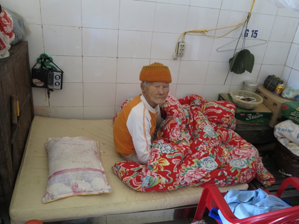 Những ngày cuối cùng của năm cũ con đường vào
làng phong vẫn tĩnh lặng đến buốt lòng.