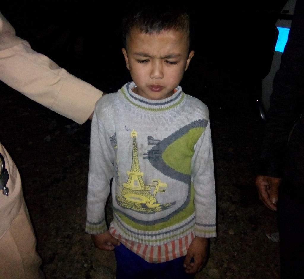 CSGT giúp cháu bé lạc đường lúc nửa đêm về nhà an toàn