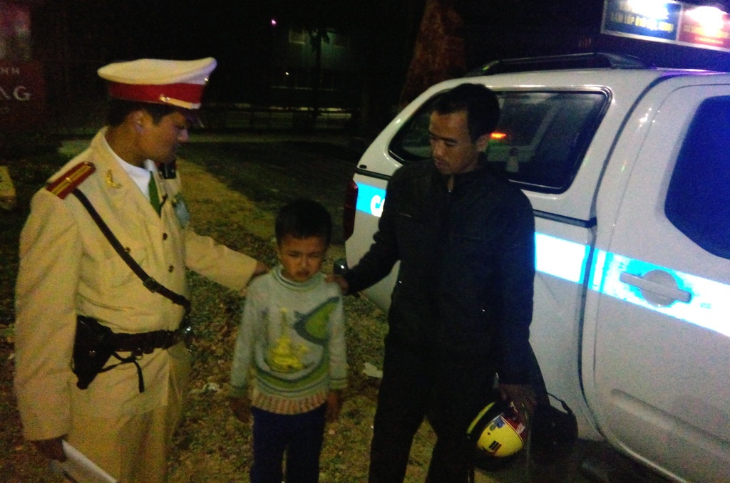 Anh Nam đến đón con trong niềm vui khôn xiết.