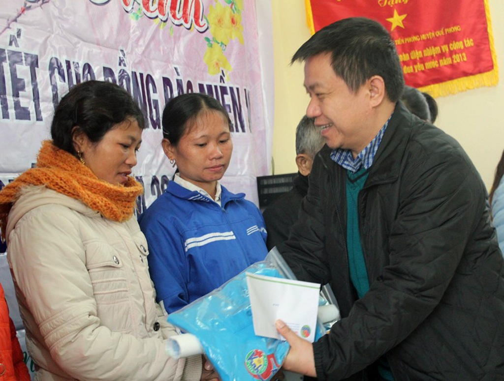 ĐH Vinh: Trao hơn 100 triệu tiền quà tết tới hộ nghèo huyện miền núi Nghệ An - 1 ĐH Vinh: Trao hơn 100 triệu tiền quà tết tới hộ nghèo huyện miền núi Nghệ An