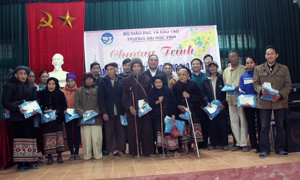 ĐH Vinh: Trao hơn 100 triệu tiền quà tết tới hộ nghèo huyện miền núi Nghệ An - 2 Đón nhận những món quà tết sớm trên tay từ trường Đại học Vinh, ai cũng vui mừng, phấn khởi.