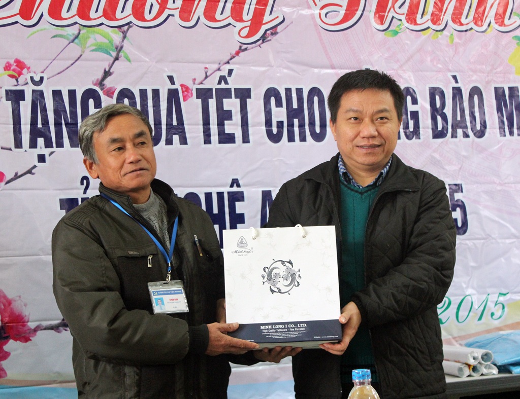 ĐH Vinh: Trao hơn 100 triệu tiền quà tết tới hộ nghèo huyện miền núi Nghệ An - 3 Đón nhận những món quà tết sớm trên tay từ trường Đại học Vinh, ai cũng vui mừng, phấn khởi.