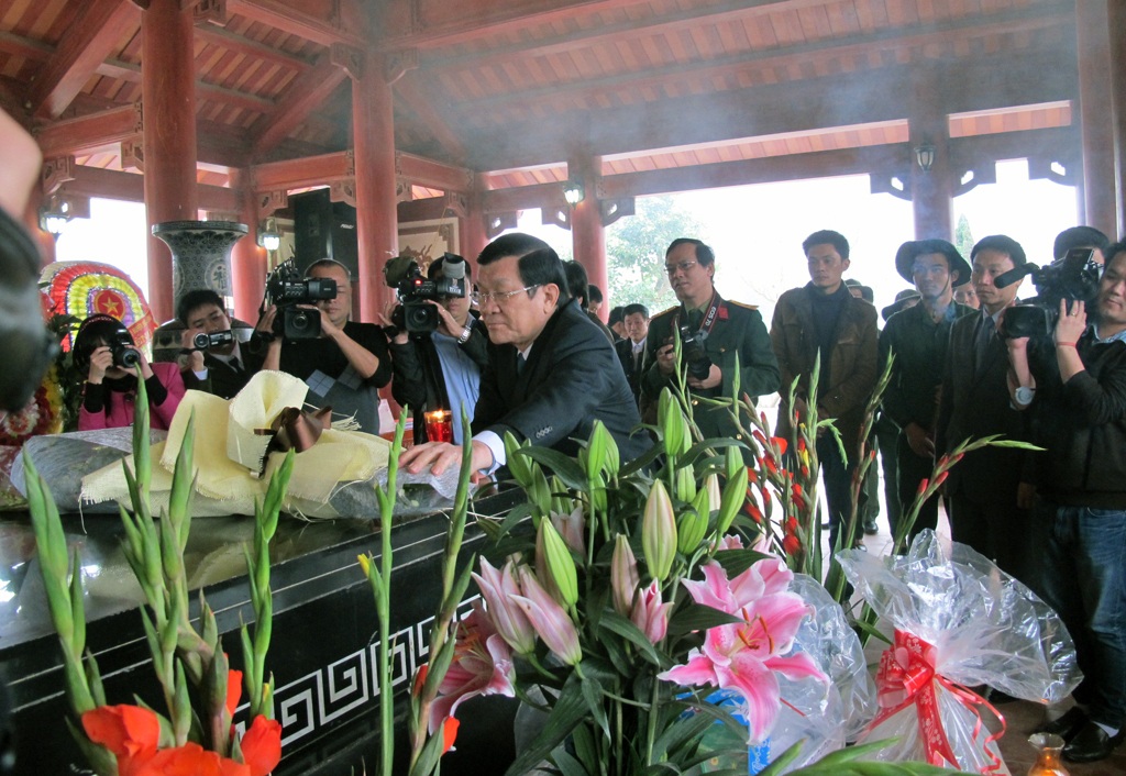 Chủ tịch nước thăm và chúc Tết tại Nghệ An - 1 Chủ tịch nước Trương Tấn Sang dâng hương tại khu Di tích lịch sử Truông Bồn (Đô Lương, Nghệ An).