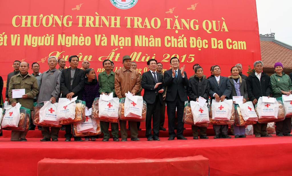 Chủ tịch nước thăm và chúc Tết tại Nghệ An - 3 Chủ tịch nước Trương Tấn Sang dâng hương tại khu Di tích lịch sử Truông Bồn (Đô Lương, Nghệ An).