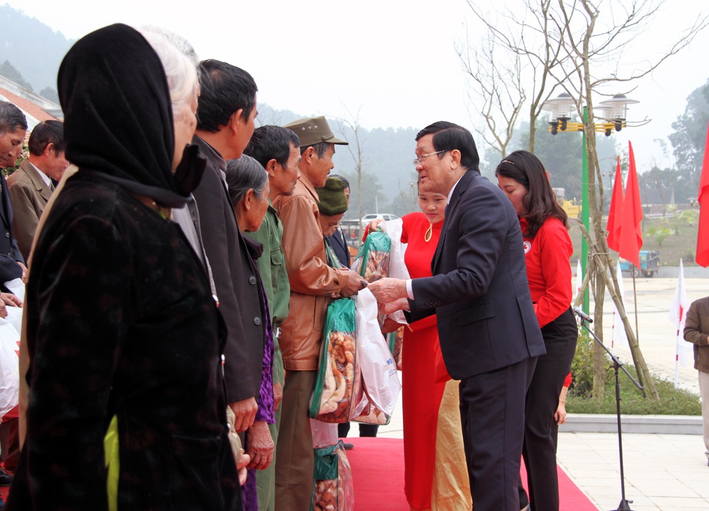 Chủ tịch nước thăm và chúc Tết tại Nghệ An - 2 Chủ tịch nước Trương Tấn Sang dâng hương tại khu Di tích lịch sử Truông Bồn (Đô Lương, Nghệ An).